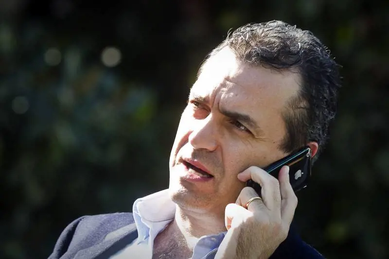 De Magistris è nel mirino dei giudici 
Ma lui si ricicla garantista: non lascio