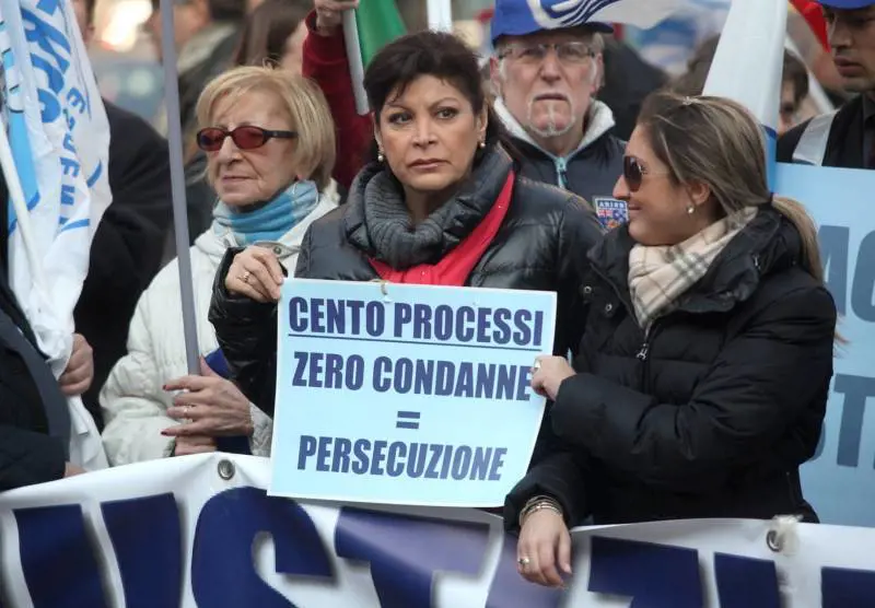 Milano, Pdl in piazza contro il golpe giudiziario 
"E' diventato il palazzo dell'ingiustizia": video