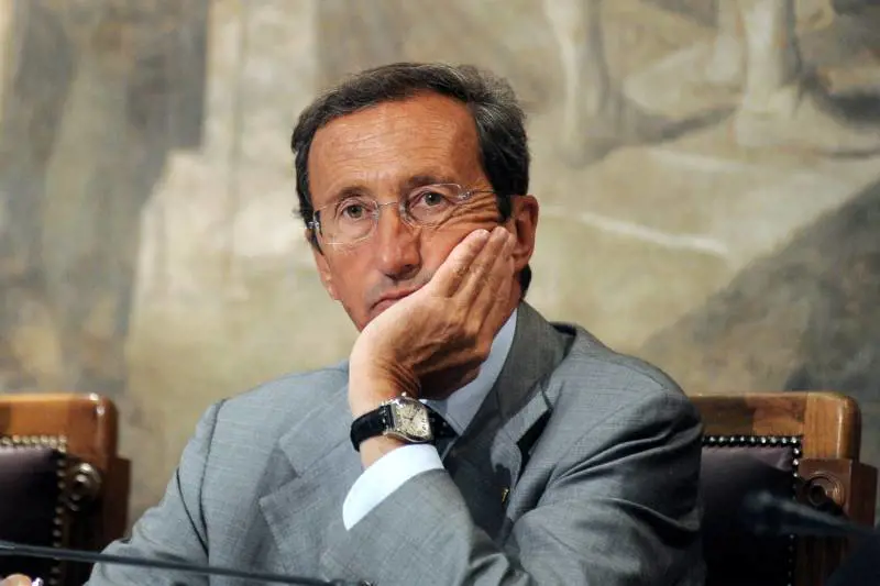 I senatori prendono a sberle Fini: è a fine corsa