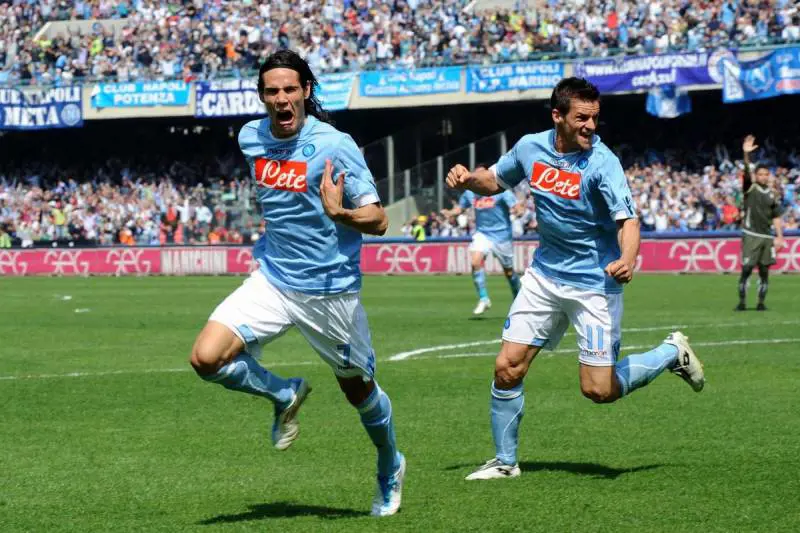 Tripletta di Cavani, il Napoli vola a -3 dal Milan 
L'Udinese crolla a Lecce, Palermo ko a Catania