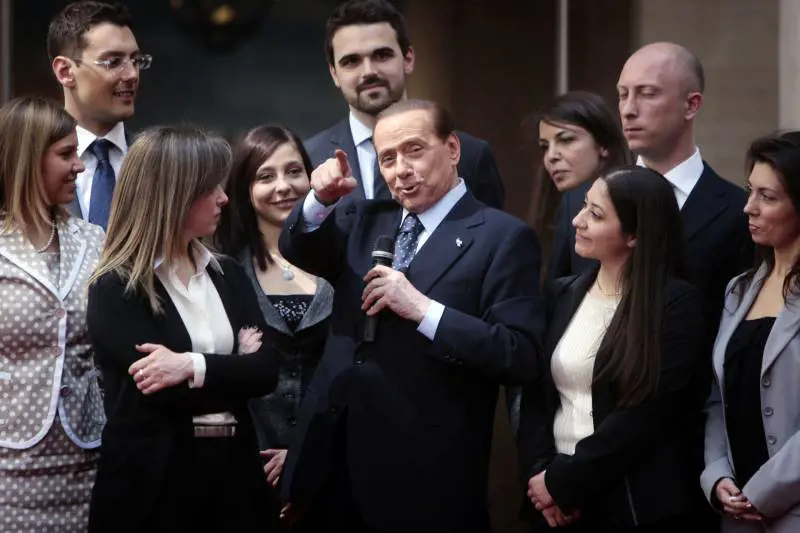 Consigli di Silvio ai giovani: scarpe e barba...