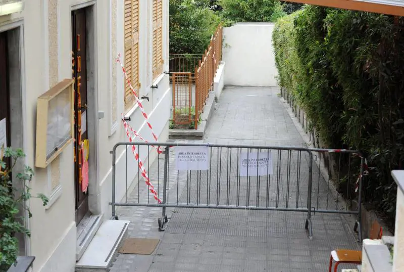 Il sindaco resiste al grido di «Boia chi molla»