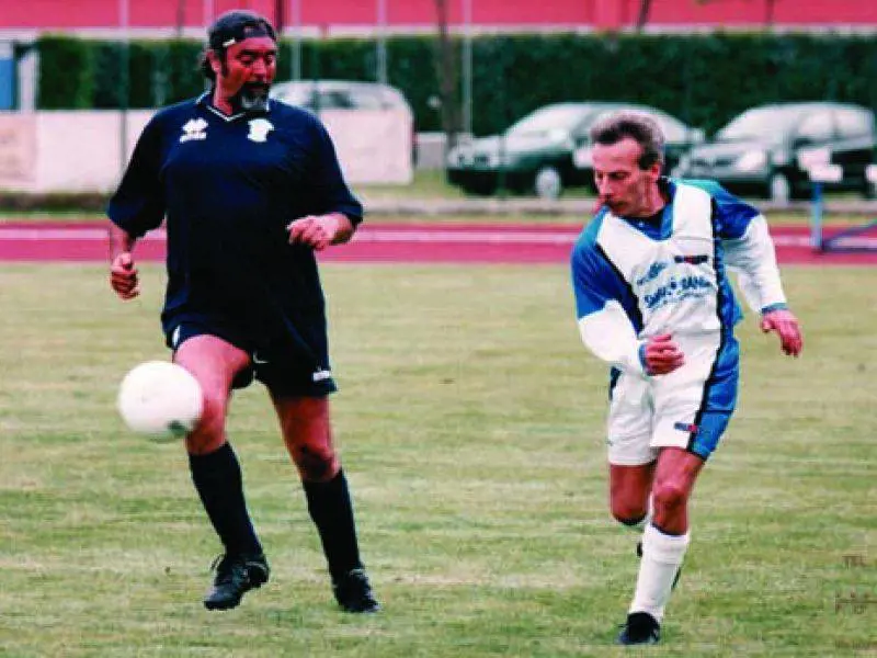 Sorrisi e palloni: 10 anni di Nazionale Calcio Tv La squadra più scarsa che fa vincere chi soffre