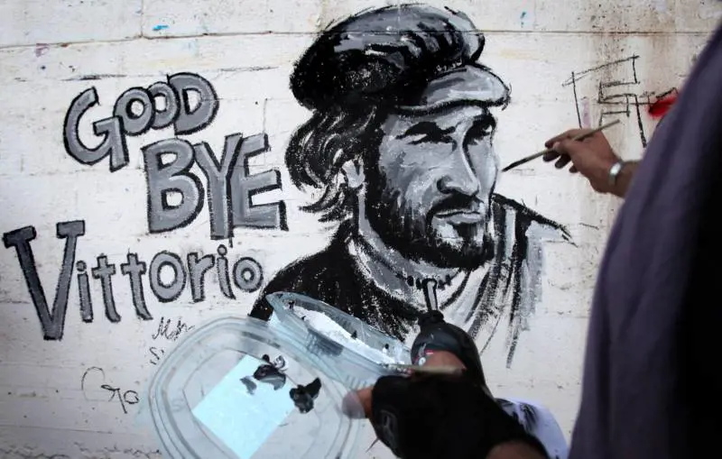 Arrigoni, centinaia di persone ai funerali a Gaza 
La salma in Italia dall'Egitto per evitare Israele