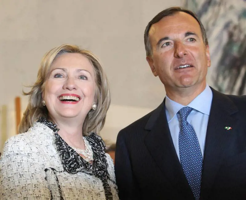 Libia, Clinton a Roma: "Piena intesa con Italia" 
Frattini rilancia: piano Marshall per ricostruire