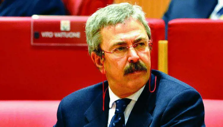 Falce, martello e pensione per banchiere e cantante