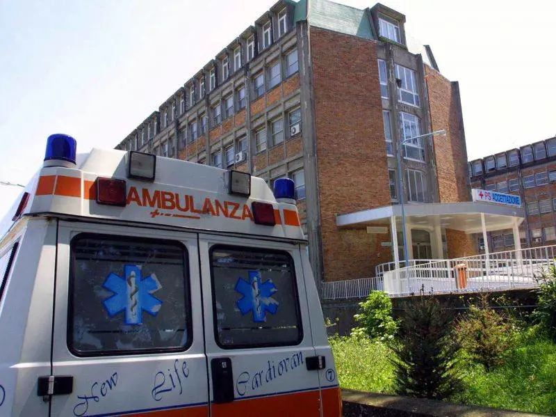 Lasciano bimbo in auto, lo salvano i passanti