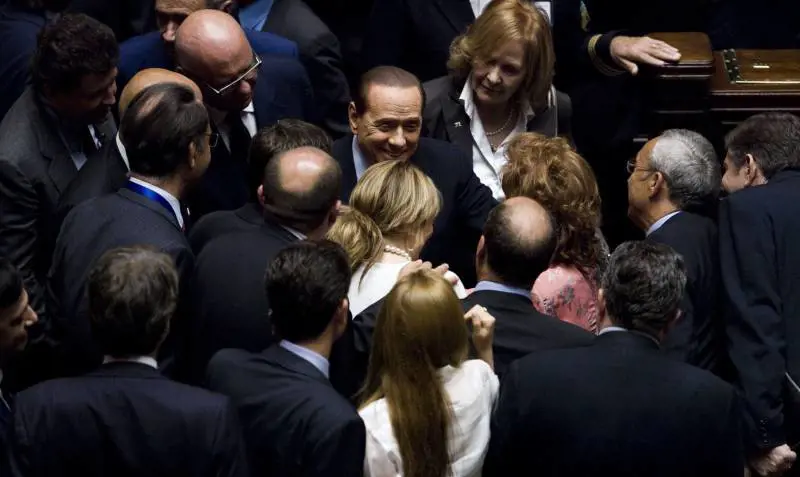 D'Alema chiede la testa di Berlusconi 
E lui: Pdl è il partito più forte dell'Ue
