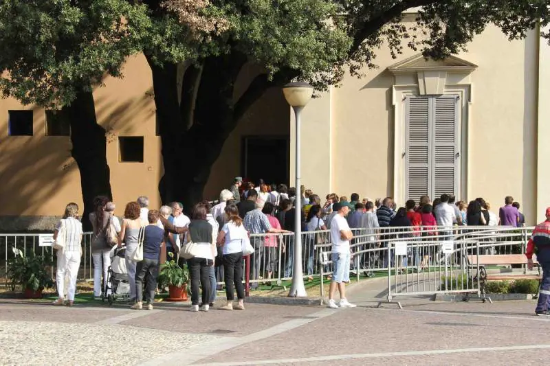 Yara, centinaia di persone alla camera ardente 
Il parroco: killer non eviteranno giustizia divina