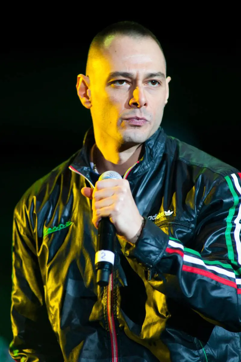 Appello di Fabri Fibra: "Ragazzi, datevi da fare 
Siete troppo spettatori e poco protagonisti"