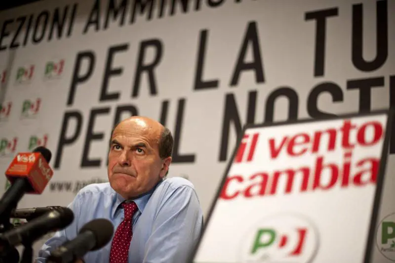 Bersani: "E' una valanga 
Da Berlusconi fase nuova 
Faccia un passo indietro"