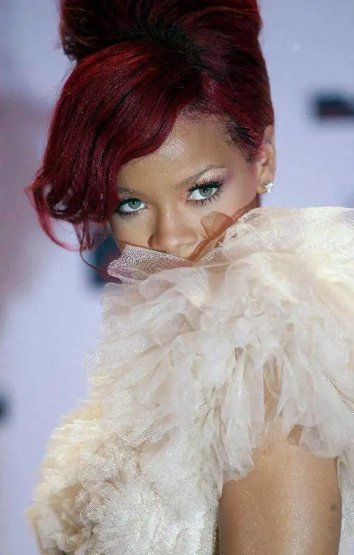 Nel suo brano Rihanna  
uccide un violentatore: 
scoppia la polemica in tv