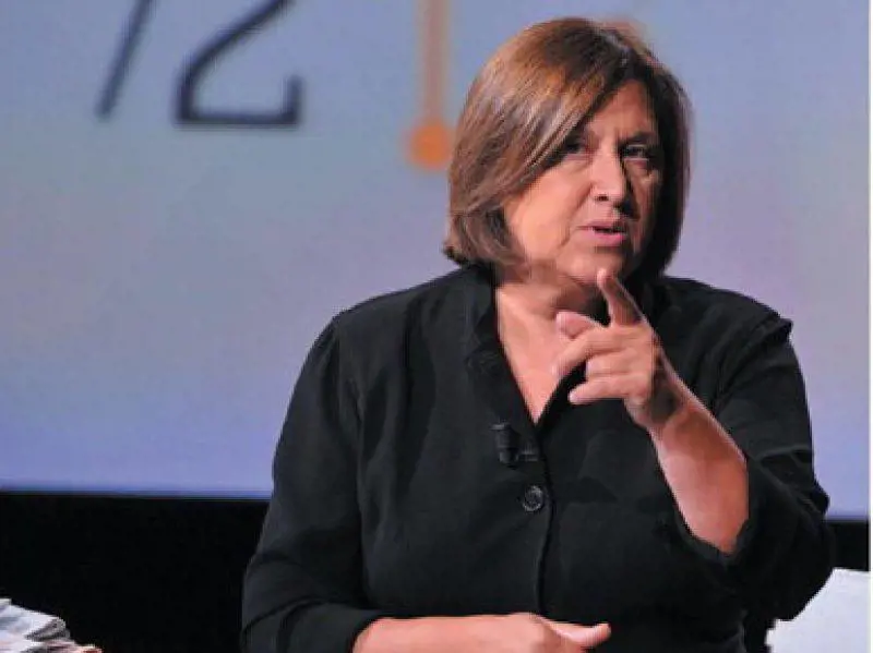 I guru della domenica / 2 
Ora per Lucia la destra 
va bene se attacca il Cav