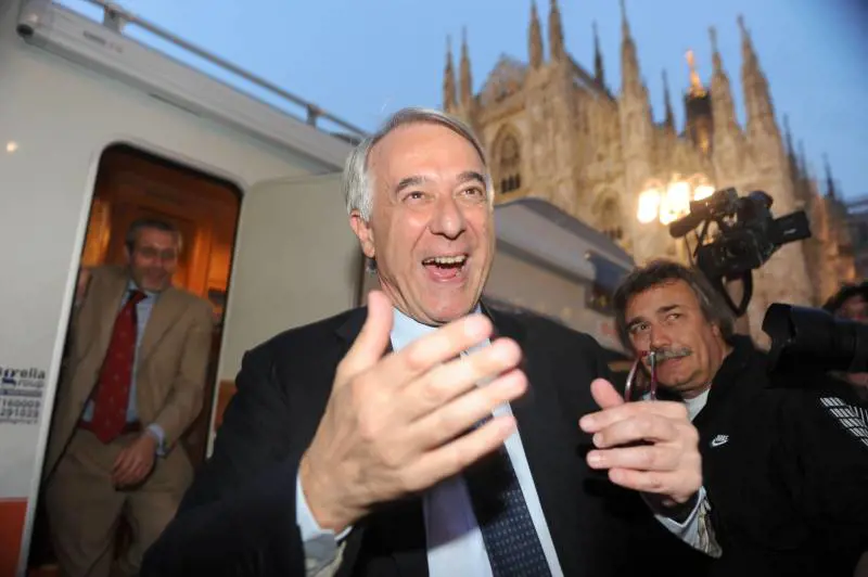 Giunta Pisapia al via tra risotto e maxischermi  
Il primo consiglio diventa lo show delle grane