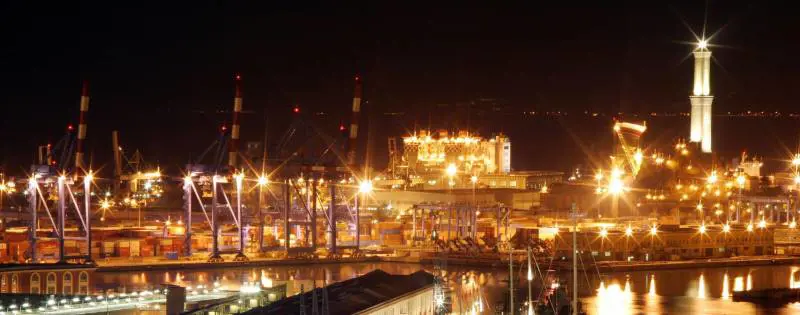 I Forti puntano le luci sulla Lanterna