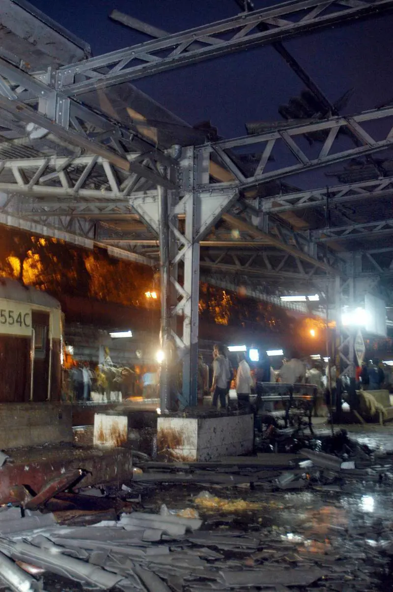 Bombe islamiche a Mumbai. E torna la paura 
Tre esplosioni devastano la città: venti morti