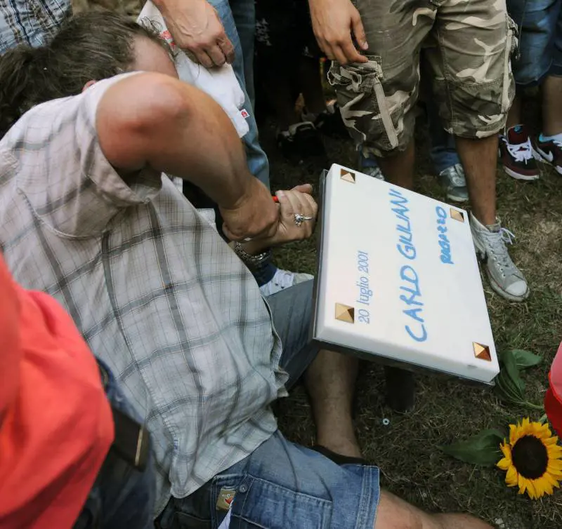 Tursi ignora anche il prefetto pur di esaltare Carlo Giuliani