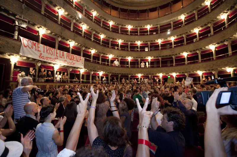 Così gli okkupanti sfasciano il Teatro Valle