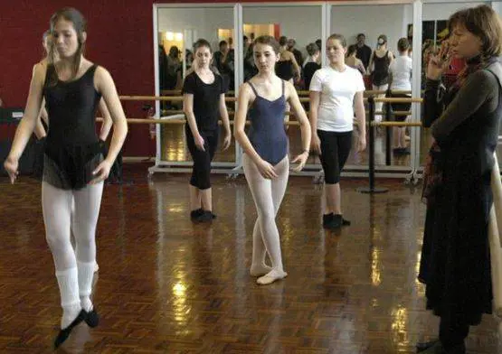 Basta coi libri, a scuola ora si va in tutù 
"Ma niente veline: non siamo ad Amici"