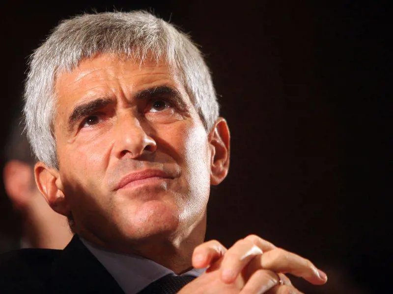 Le manovre politiche 
Casini ora apre al Cav 
e seppellisce il Terzo polo