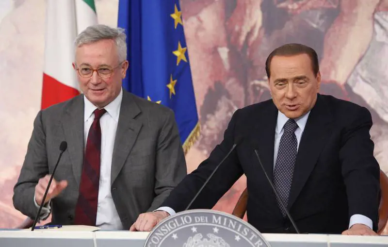 Berlusconi anticipa la manovra 
"Così fermeremo la speculazione"