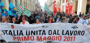 Per aumentare la produttività e risparmiare? 
"Accorpare le festività civili alla domenica"