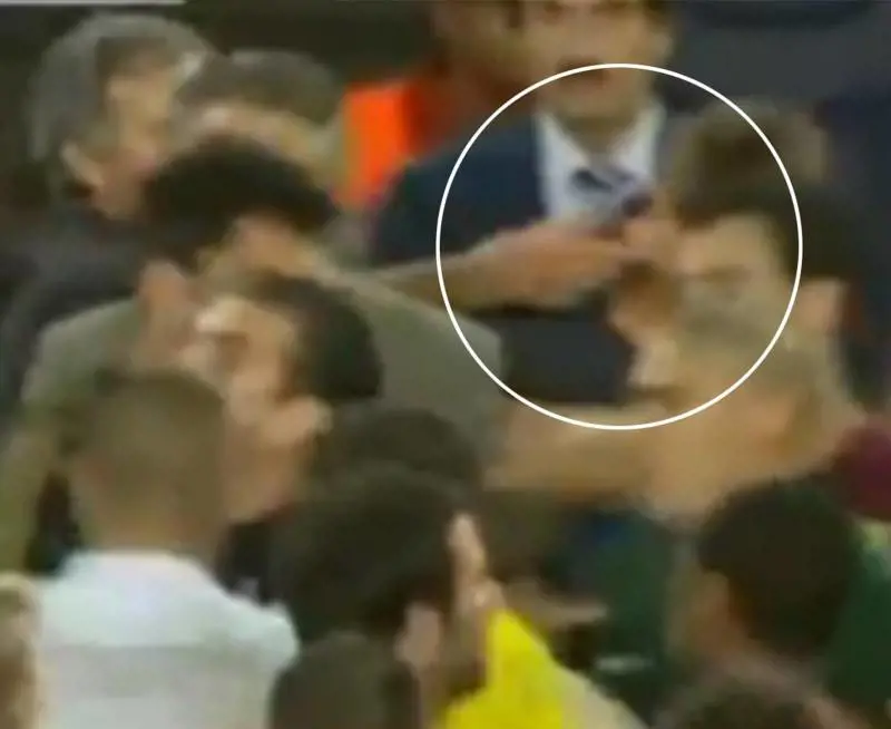 Mou-follia: perde il match 
e infila un dito nell'occhio 
del vice di Pep Guardiola