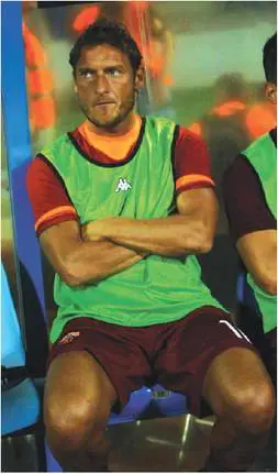 Totti indossa una t-shirt con scritto "Basta!" 
Adesso è guerra con l'allentore Luis Enrique