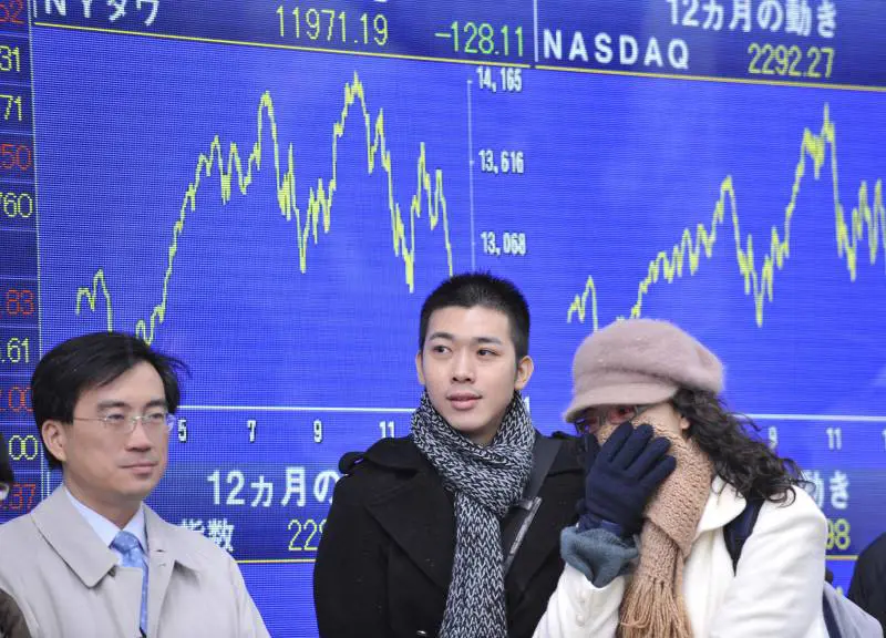 Le Borse Ue tornano a correre. Milano +1,8% 
Moody's taglia il rating di Tokyo: "Debito alto"