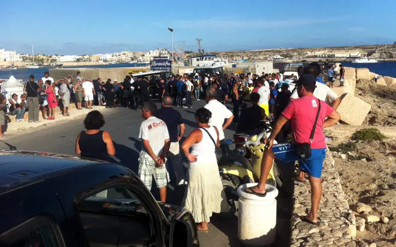 Lampedusa, scoppiano nuove proteste nel Cpa 
In 150 scappano e manifestano contro i rimpatri 