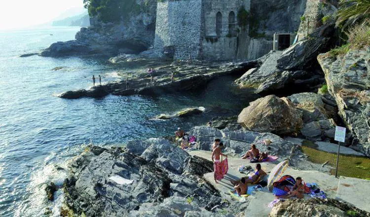 Spiagge nascoste  e mare color smeraldo a due passi dalla città