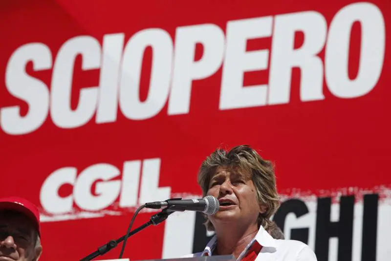 Lo sciopero della Cgil è un flop 
In piazza solo pensionati e no global