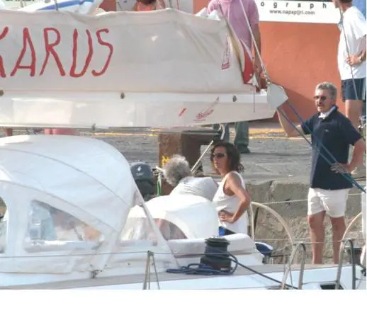 D’Alema ammaina le vele: addio Ikarus 
Ha preso una tenuta agricola per fare vino