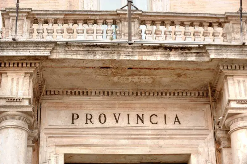 E' finalmente la volta buona: abolite le Province: 
le Regioni potranno istituire aree metropolitane