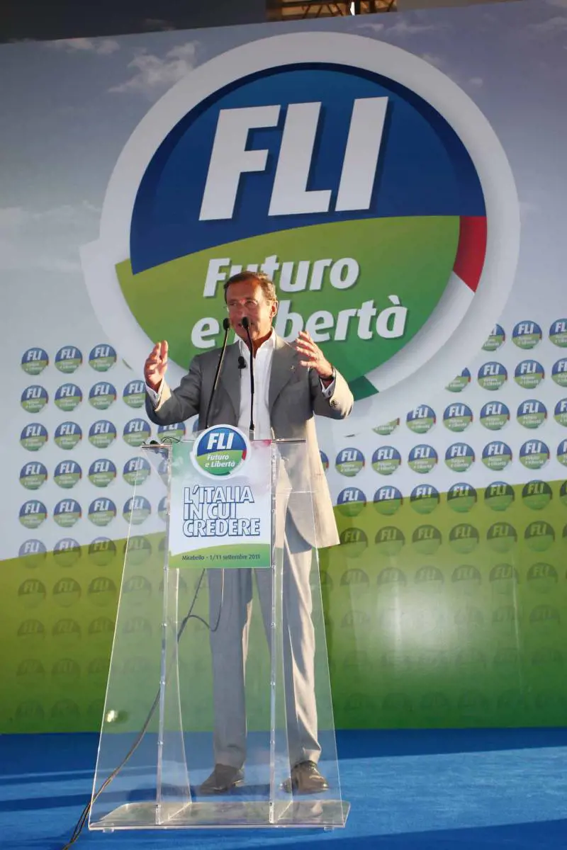 Si lagna ma non molla: Fini fischiato dal Fli