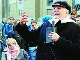Anche Dario Fo bacchetta la giunta Pisapia:  
"A sinistra cagnolini in cerca di briciole"