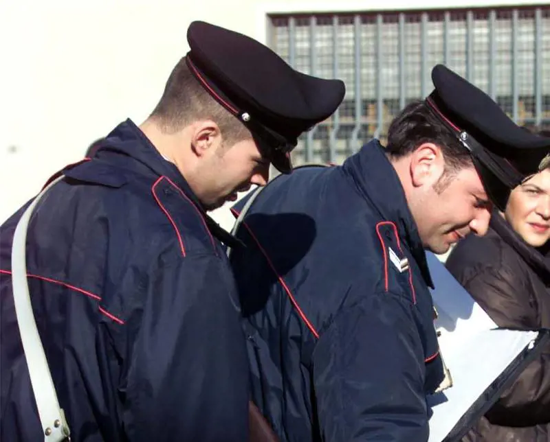 Coltello alla gola di un quindicenne per la collanina doro