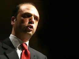 L'Espresso contro Alfano 
per le consulenze esterne 
Ma dimentica Fassino...
