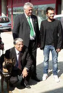 In aiuto di Giovanardi arriva Nek col cane Axel