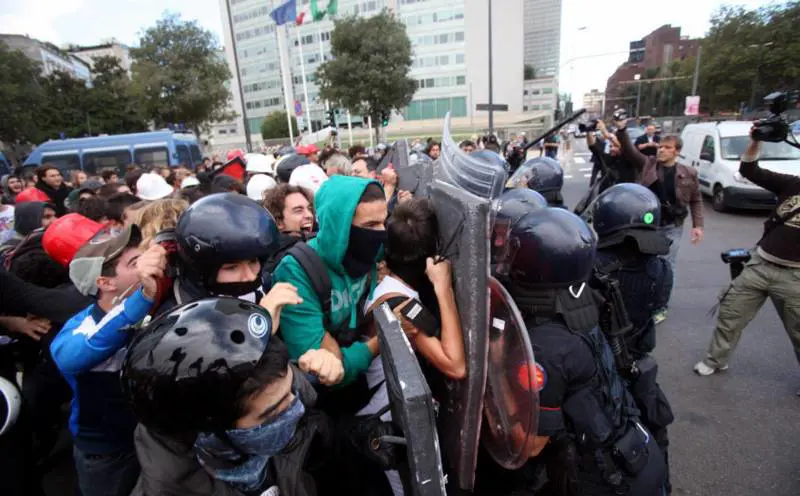 In piazza i ragazzini, universitari in aula