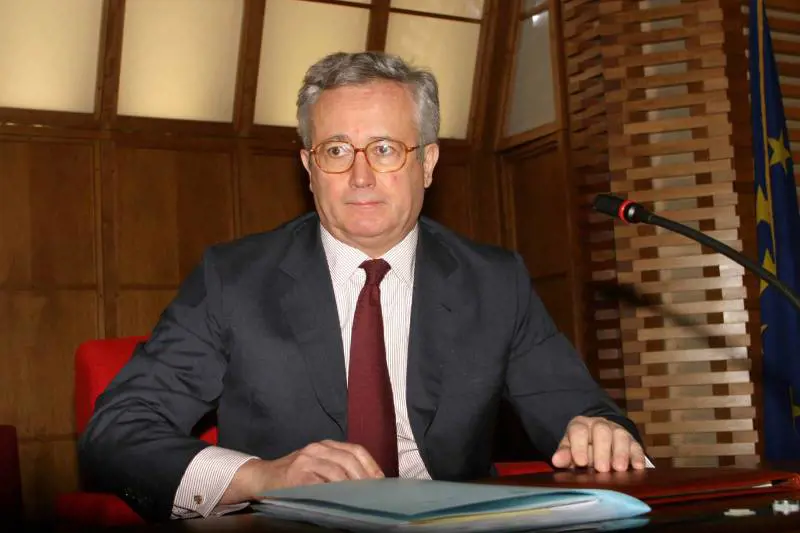 Tremonti cerca il condono dei vescovi 
Il Pdl si infuria: "Abbattere il debito"