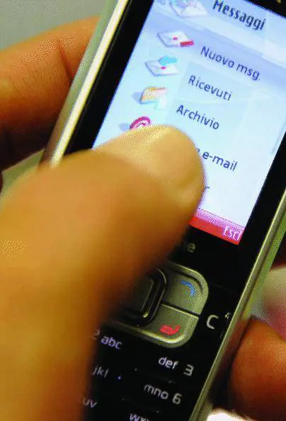 Filmava sulla metro con il cellulare sotto le gonne