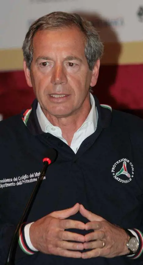 Bertolaso: «Attaccano me solo per colpire il premier»