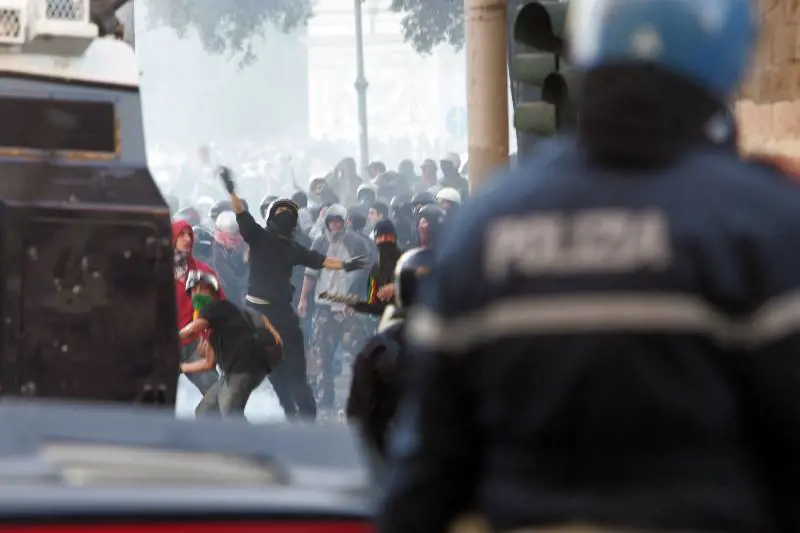La sindrome da G8 
L’ordine agli agenti: 
non dovete reagire