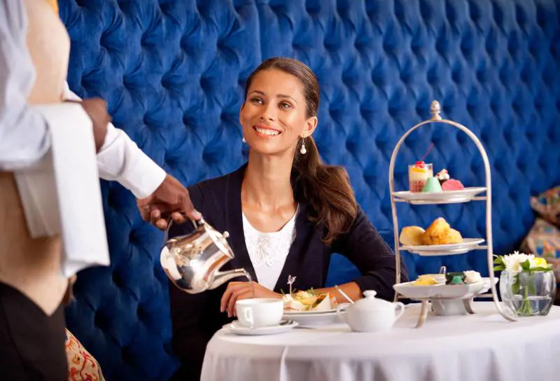 Vieni a prendere un tè da noi