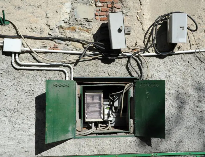 No global, abusivi pure per la luce