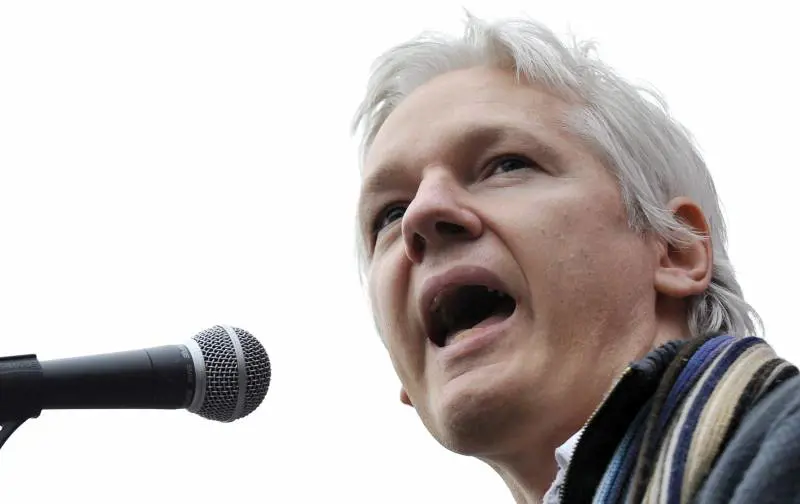 Wikileaks, adesso Assange piange miseria: "Sospese le pubblicazioni, mancano i fondi"