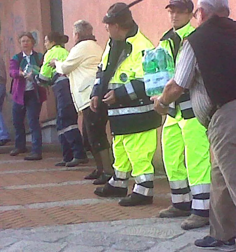 Quella ricerca disperata dei corpi sepolti dai detriti