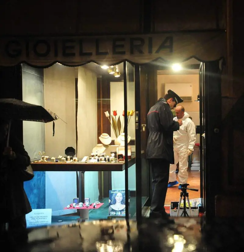 Rapinatore spara a gioielliere per prendere loro