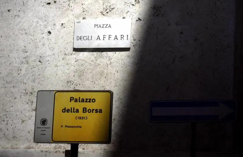 Piazza Affari chiude a -3,7% Lo spread tocca i 558 punti